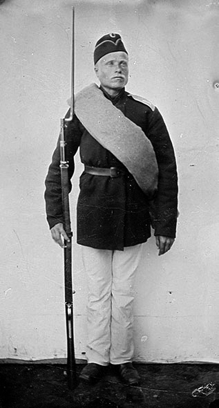 Reserviläinen 1880-luvulla piirakkalakissaan ja piimähousuissaan. Lahden kaupunginmuseon kuva-arkisto.